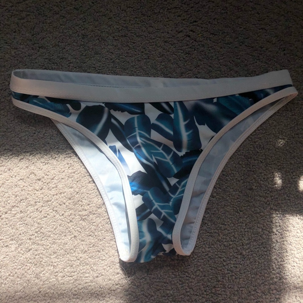 NWOT leaf pattern bikini bottom